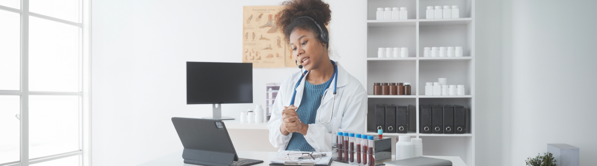 Un employé efficace utilise le Service géré d’infrastructure vocale de Bell, offrant qualité vocale, performance réseau et disponibilité améliorées.